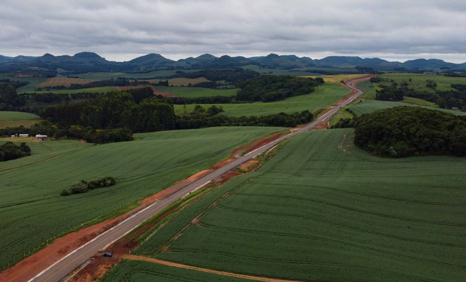 O primeiro trecho da ligação asfáltica entre os municípios de Mato Rico e Pitanga, na região central do Estado, foi liberado nesta quinta-feira (03) pelo governador Carlos Massa Ratinho Junior.