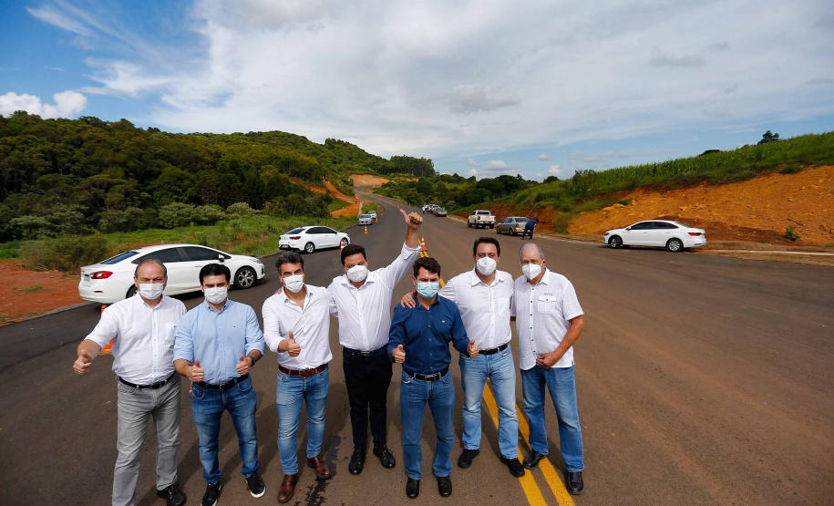 O primeiro trecho da ligação asfáltica entre os municípios de Mato Rico e Pitanga, na região central do Estado, foi liberado nesta quinta-feira (03) pelo governador Carlos Massa Ratinho Junior.