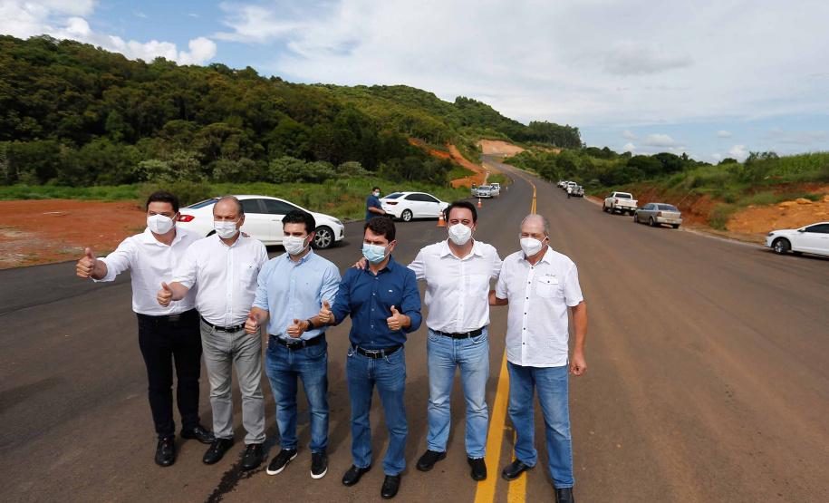 O primeiro trecho da ligação asfáltica entre os municípios de Mato Rico e Pitanga, na região central do Estado, foi liberado nesta quinta-feira (03) pelo governador Carlos Massa Ratinho Junior.