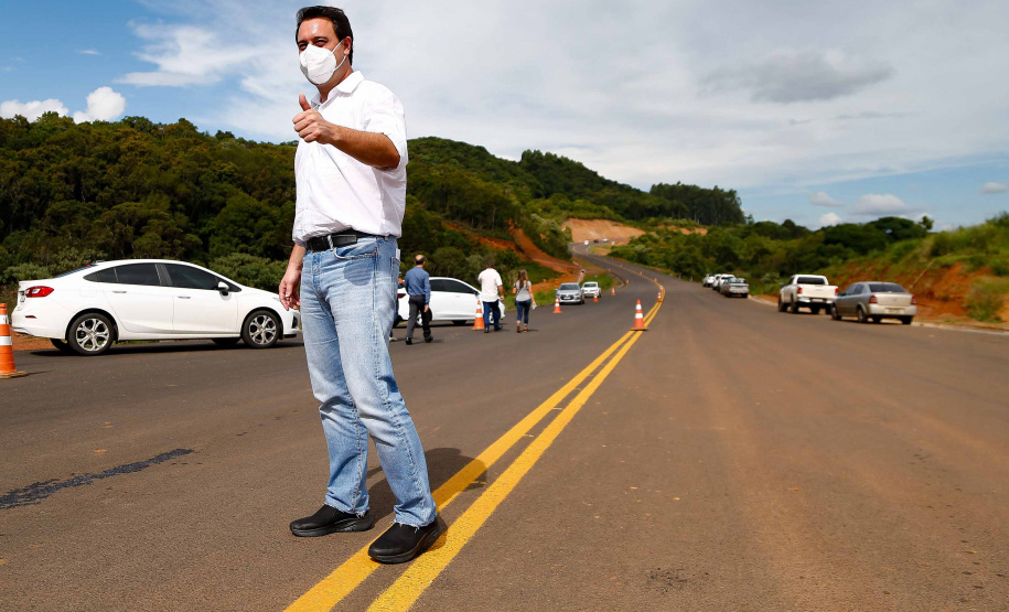 O primeiro trecho da ligação asfáltica entre os municípios de Mato Rico e Pitanga, na região central do Estado, foi liberado nesta quinta-feira (03) pelo governador Carlos Massa Ratinho Junior.