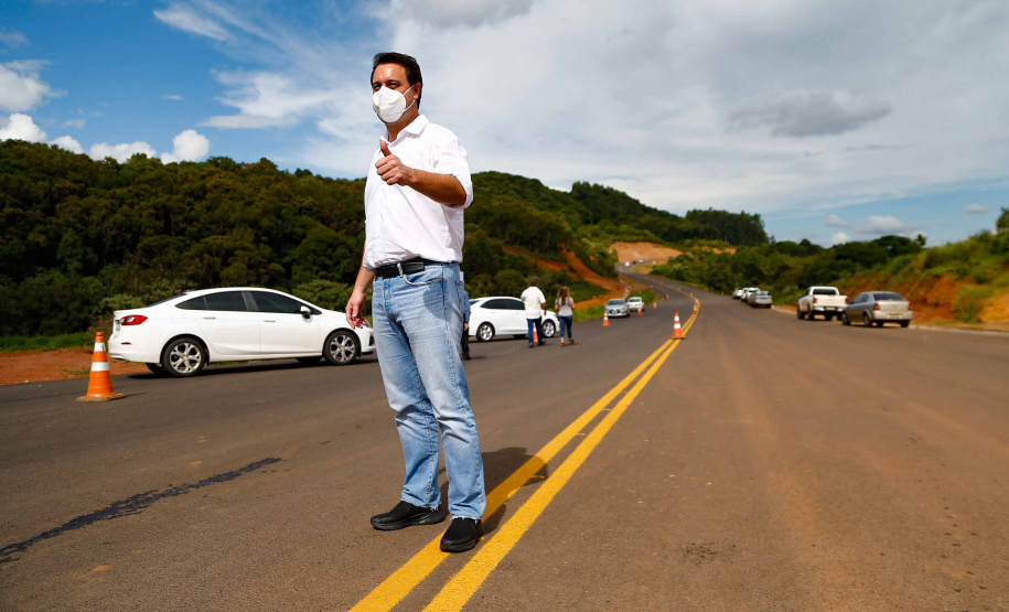 O primeiro trecho da ligação asfáltica entre os municípios de Mato Rico e Pitanga, na região central do Estado, foi liberado nesta quinta-feira (03) pelo governador Carlos Massa Ratinho Junior.