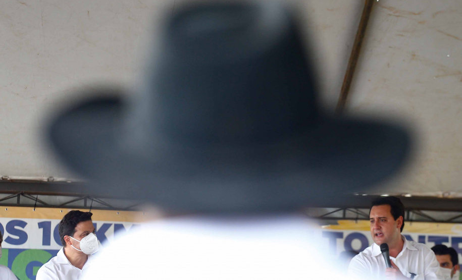 O primeiro trecho da ligação asfáltica entre os municípios de Mato Rico e Pitanga, na região central do Estado, foi liberado nesta quinta-feira (03) pelo governador Carlos Massa Ratinho Junior.