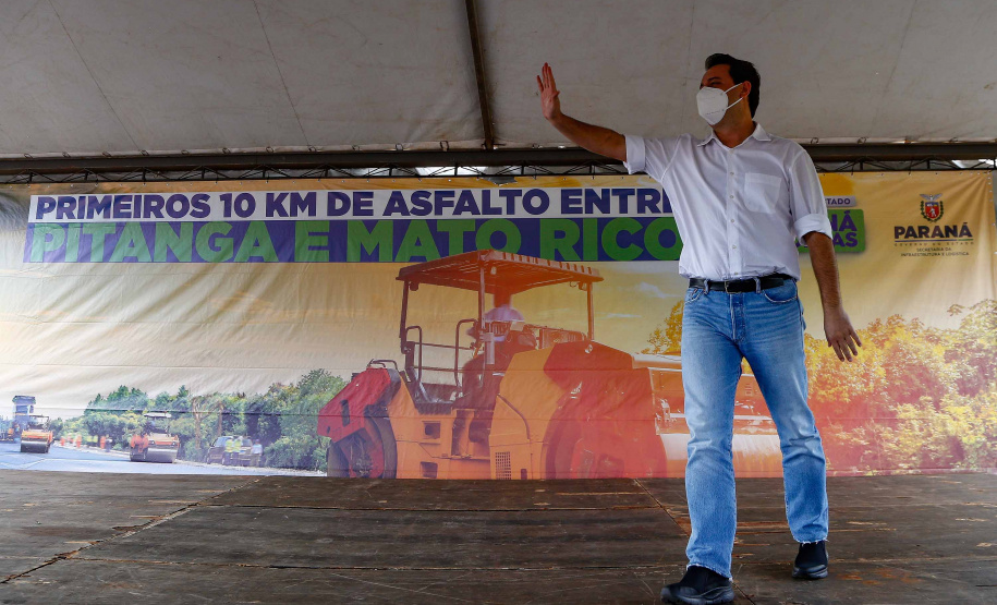 O primeiro trecho da ligação asfáltica entre os municípios de Mato Rico e Pitanga, na região central do Estado, foi liberado nesta quinta-feira (03) pelo governador Carlos Massa Ratinho Junior.
