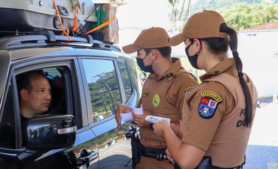 Orientações de segurança são feitas durante campanha educativa “Sou amigo da Polícia Militar” em postos de combustíveis e módulos móveis