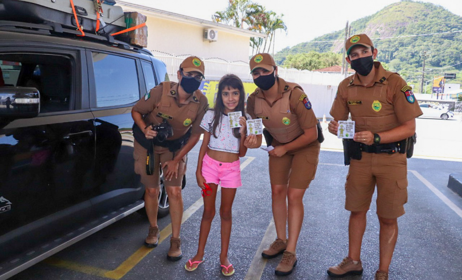 Orientações de segurança são feitas durante campanha educativa “Sou amigo da Polícia Militar” em postos de combustíveis e módulos móveis