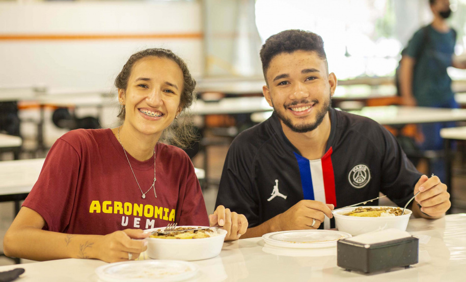Auxílio-alimentação, com almoço e jantar, é fornecido a estudantes