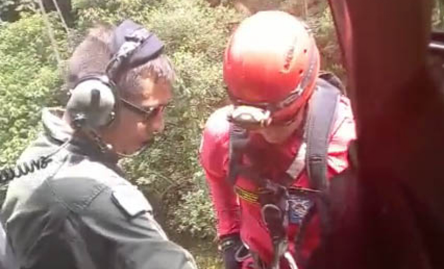 Bombeiros e BPMOA resgatam vítima de afogamento no Salto dos Macacos, em Morretes