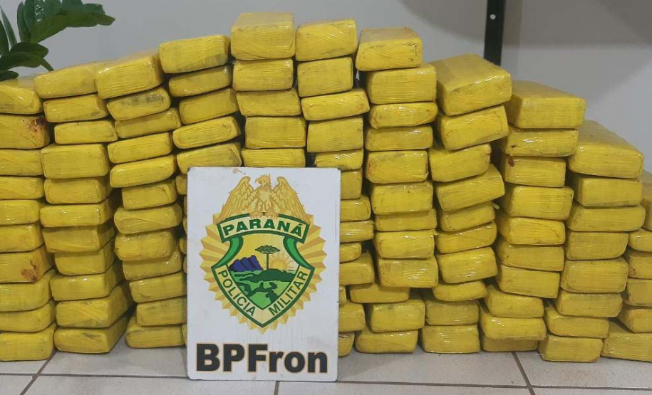 BPFRON apreende carro carregado com mais de 100 quilos de maconha em Itaipulândia (PR)