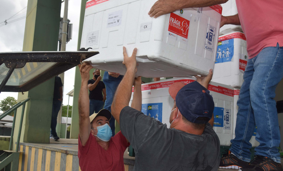 Saúde inicia semana com distribuição de mais 356 mil testes e 467,4 mil vacinas contra a Covid-19