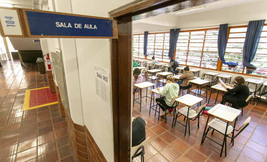 Vestibular transcorre sem incidentes, com menos faltosos que em maio passado