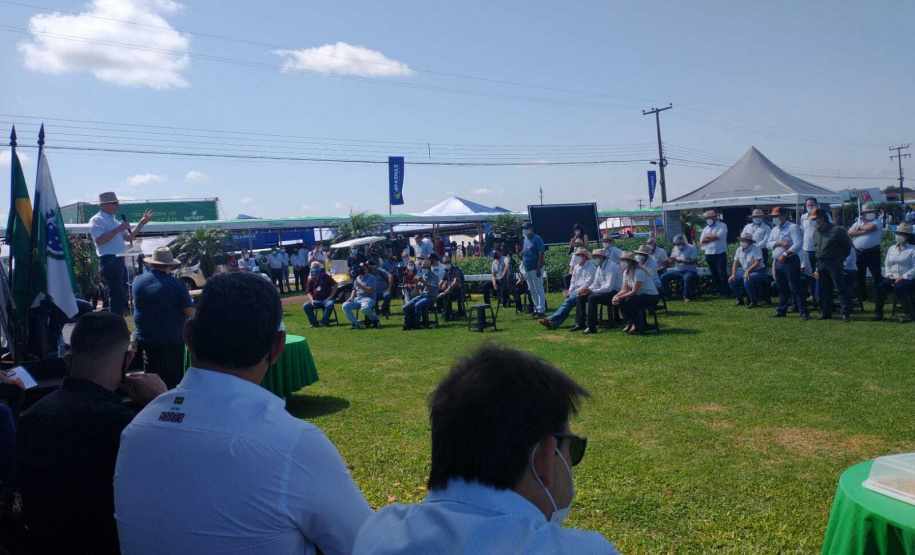 IDR-Paraná apresenta cultivares de mandioca, soja e maracujá ao setor produtivo