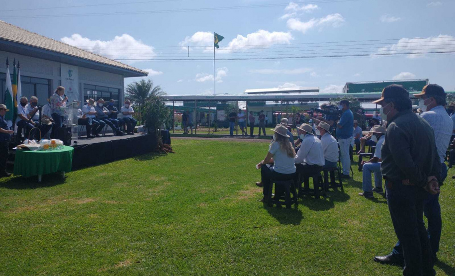 IDR-Paraná apresenta cultivares de mandioca, soja e maracujá ao setor produtivo