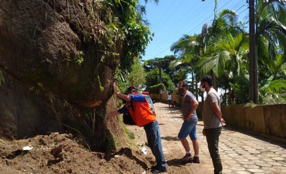 Geólogo da Defesa Civil Estadual realiza análise de risco em Guaraqueçaba