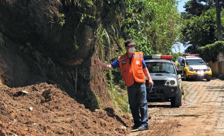 Geólogo da Defesa Civil Estadual realiza análise de risco em Guaraqueçaba