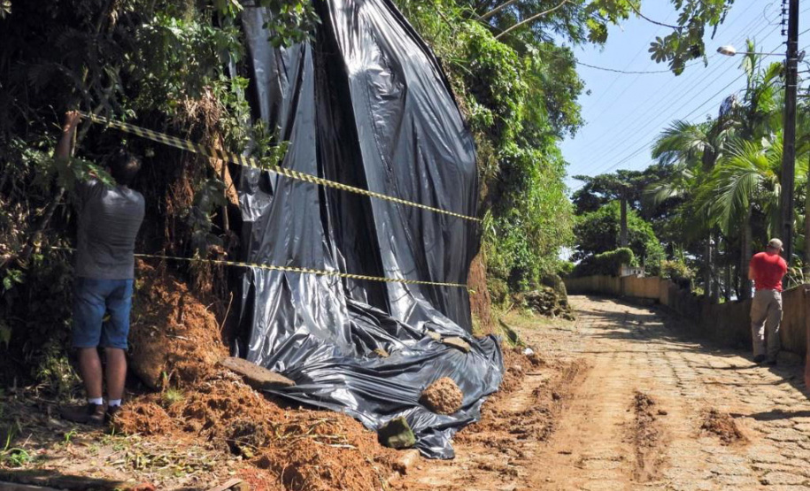 Geólogo da Defesa Civil Estadual realiza análise de risco em Guaraqueçaba