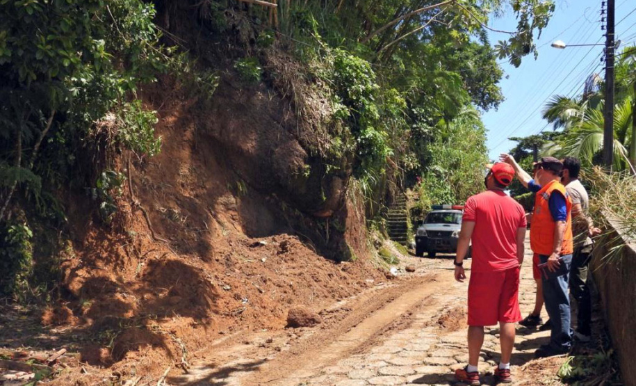 Geólogo da Defesa Civil Estadual realiza análise de risco em Guaraqueçaba