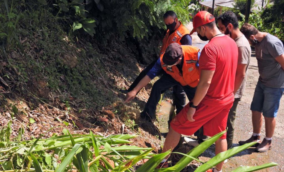 Geólogo da Defesa Civil Estadual realiza análise de risco em Guaraqueçaba