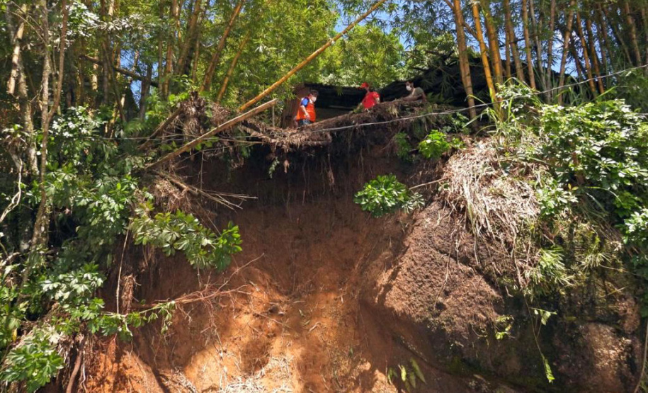 Geólogo da Defesa Civil Estadual realiza análise de risco em Guaraqueçaba