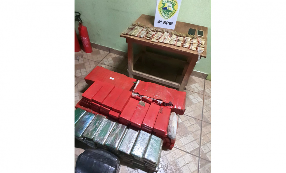 Policiais militares apreendem mais de 200kg de maconha e 339 munições em Mandaguari, no norte do estado