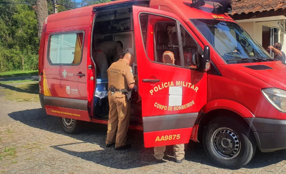 Policiais salvam vida de criança e PM orienta sobre como agir em caso de engasgamento