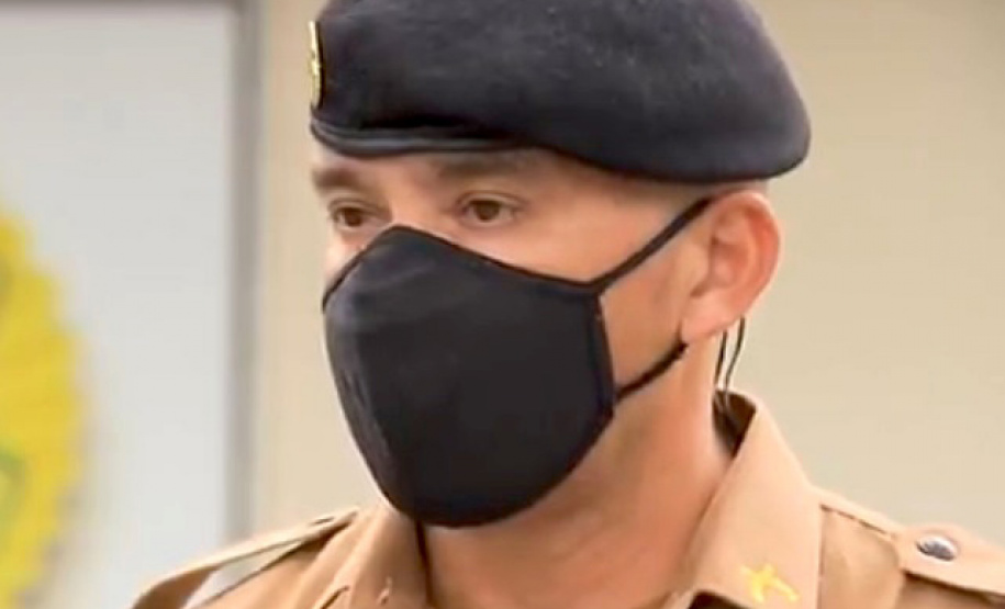 Policiais salvam vida de criança e PM orienta sobre como agir em caso de engasgamento