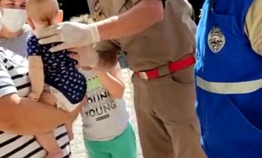 Policiais salvam vida de criança e PM orienta sobre como agir em caso de engasgamento