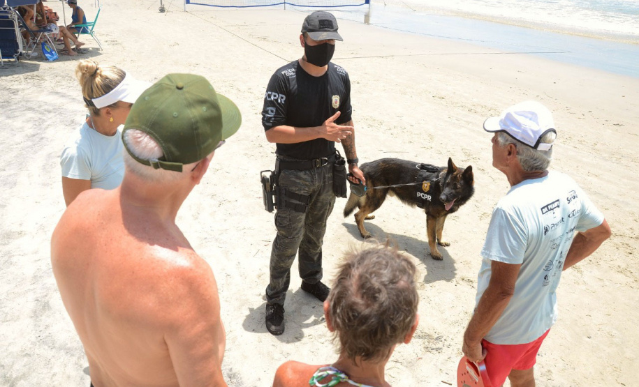 Cães policiais da Polícia Civil interagem com a sociedade no Litoral