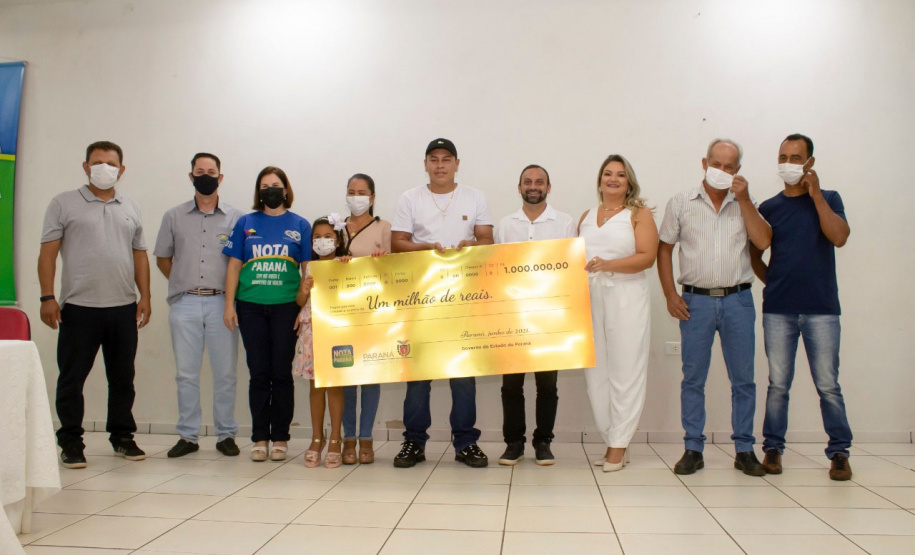 Aos 21 anos, morador de Lobato recebe o prêmio de R$ 1 milhão do Nota Paraná