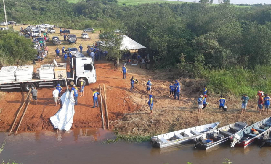 Rio Xambrê é repovoado com 50 mil peixes juvenis nativos