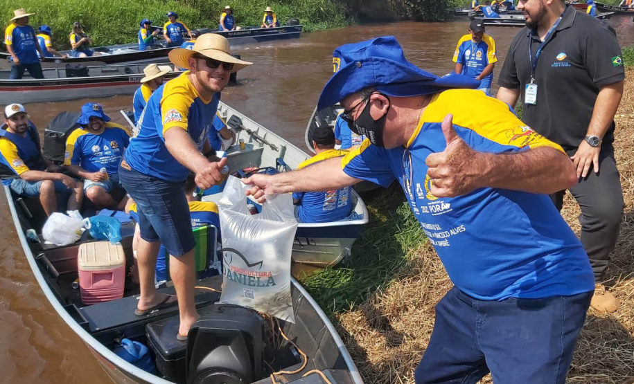 Rio Xambrê é repovoado com 50 mil peixes juvenis nativos