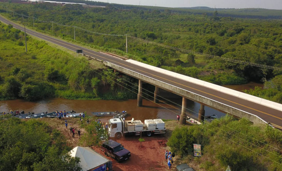 Rio Xambrê é repovoado com 50 mil peixes juvenis nativos