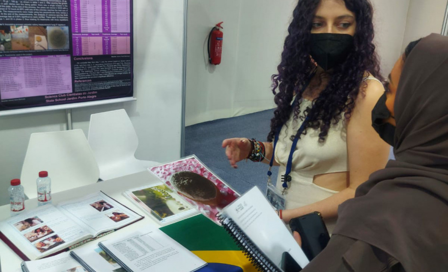 Aluna da rede estadual apresenta trabalho em feira de ciências de Dubai