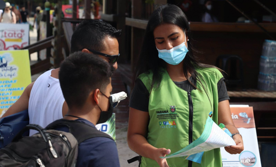 IAT reforça suporte ao turista com orientações e informações sobre a Ilha do Mel no Carnaval