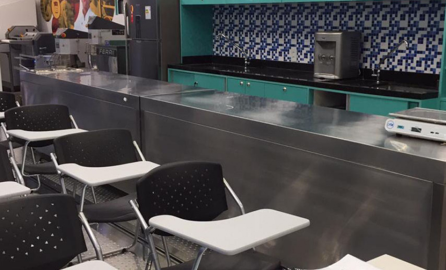 Cursos gratuitos das Carretas do Conhecimento em Curitiba e Guaratuba têm 119 vagas abertas