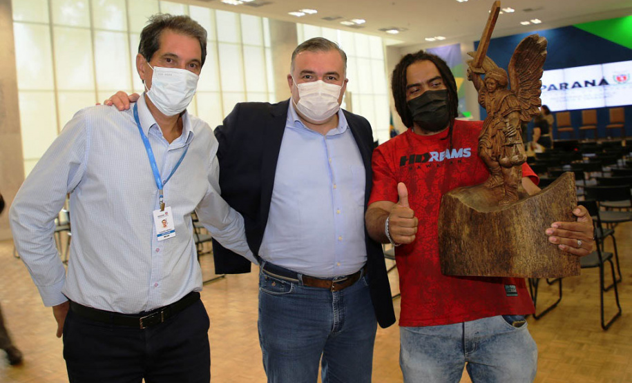 Secretaria de Justiça, Família e Trabalho entrega a primeira carteira do artesanato brasileiro e comemora Dia do Artesanato