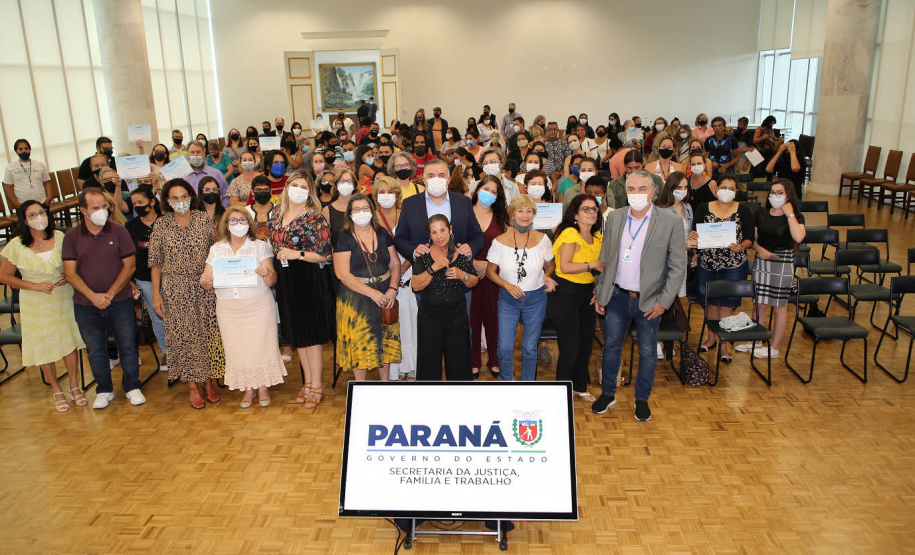 Secretaria de Justiça, Família e Trabalho entrega a primeira carteira do artesanato brasileiro e comemora Dia do Artesanato