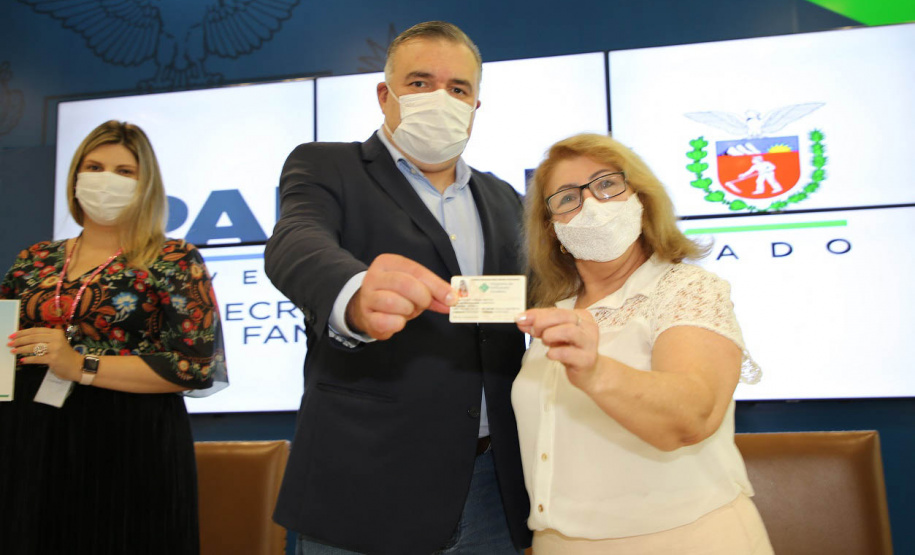 Secretaria de Justiça, Família e Trabalho entrega a primeira carteira do artesanato brasileiro e comemora Dia do Artesanato