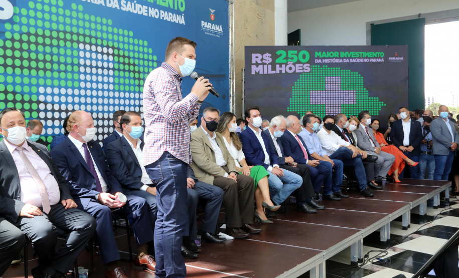 Investimento recorde na Saúde prevê mais de 300 obras e entrega de 744 veículos para municípios do Paraná