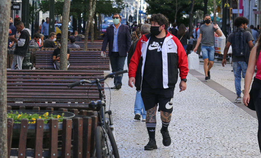 Governo propõe retirar obrigatoriedade do uso de máscaras em espaços abertos no Paraná