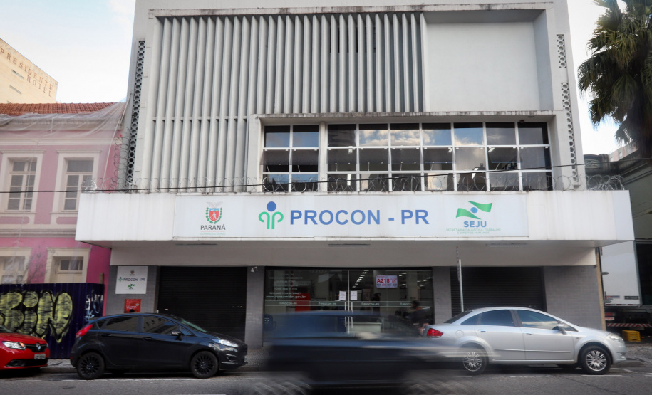 Empresas de telefonia e bancos lideram atendimentos no Procon-PR