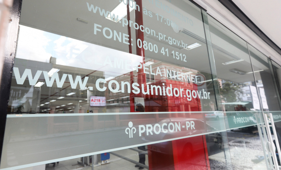 Empresas de telefonia e bancos lideram atendimentos no Procon-PR