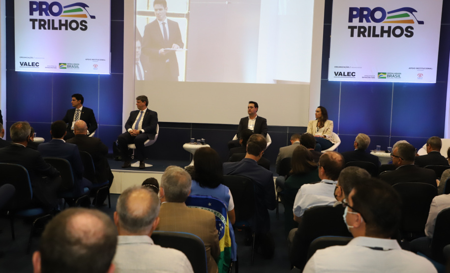 Em feira internacional, governador destaca potenciais e recordes dos portos do Paraná