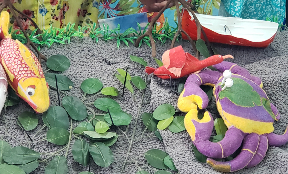 Portos do Paraná leva teatro sobre preservação de manguezais para comunidades ilhadas