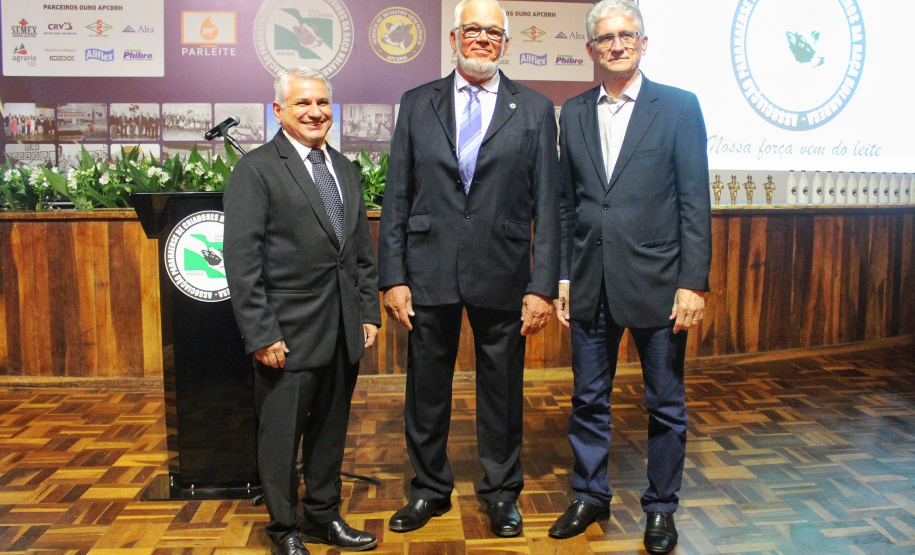 “Tecnologia e qualidade reinventam a cadeia do leite apesar dos desafios”, diz secretário em evento com produtores