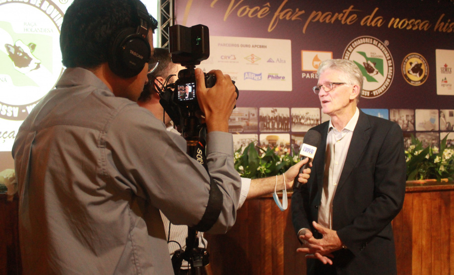 “Tecnologia e qualidade reinventam a cadeia do leite apesar dos desafios”, diz secretário em evento com produtores