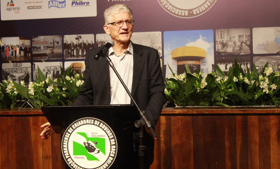 “Tecnologia e qualidade reinventam a cadeia do leite apesar dos desafios”, diz secretário em evento com produtores