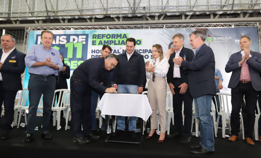O governador Carlos Massa Ratinho Junior e o Secretário da Saúde, Beto Preto, assinam nesta quinta-feira (31), liberação de recurso para o Hospital de Rio Branco do Sul. 31/03/2022 - Foto: Geraldo Bubniak/AEN