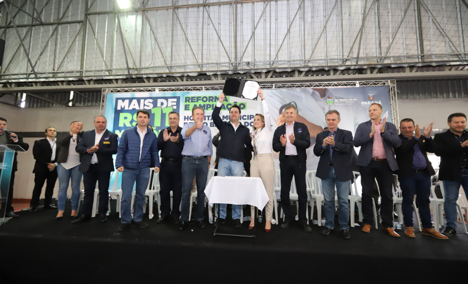 O governador Carlos Massa Ratinho Junior e o Secretário da Saúde, Beto Preto, assinam nesta quinta-feira (31), liberação de recurso para o Hospital de Rio Branco do Sul. 31/03/2022 - Foto: Geraldo Bubniak/AEN