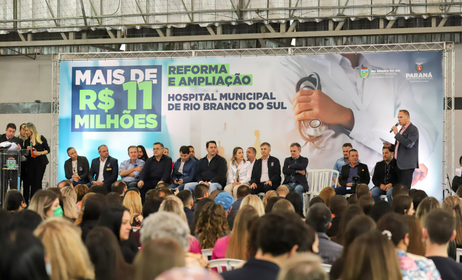 O governador Carlos Massa Ratinho Junior e o Secretário da Saúde, Beto Preto, assinam nesta quinta-feira (31), liberação de recurso para o Hospital de Rio Branco do Sul. 31/03/2022 - Foto: Geraldo Bubniak/AEN