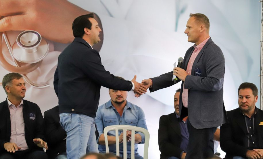 O governador Carlos Massa Ratinho Junior e o Secretário da Saúde, Beto Preto, assinam nesta quinta-feira (31), liberação de recurso para o Hospital de Rio Branco do Sul. 31/03/2022 - Foto: Geraldo Bubniak/AEN